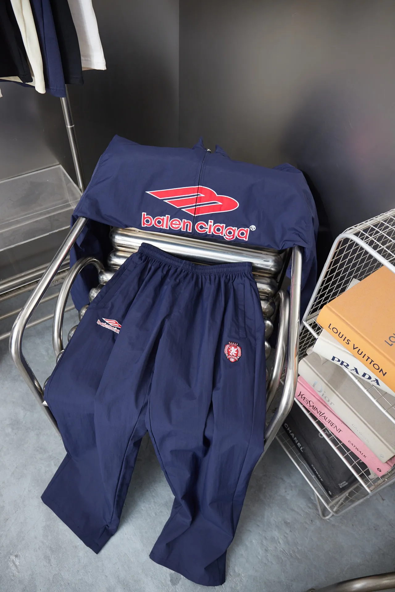 Balenciaga 𝘽𝘼𝙇𝙀𝙉𝘾𝙄𝘼𝙂𝘼 BLCG 26SS 77 3M Manchester United embroidered sports suit Light luxury A must-have item for men and women's daily commuting Correct version Free to compare Detailed features · Made of T 800 professional jacket polyester fabric · The entire fabric is pre-treated with a waterproof coating · The interior is made of four-way elastic nylon lining · Zipper pockets on both sides Elastic cuff design · Internal zipper hidden pocket design · Imported Tajima high-speed embroidery machine thousands of needle embroidery technology · Elastic elastic waist design at the hem · Customized molded hardware zipper Jacket double puller design · Zippered pockets on the side of trousers · Original main mark washed tag brand packaging Color: Black/Navy Blue/Silver Gray Size: 46/48/50/52